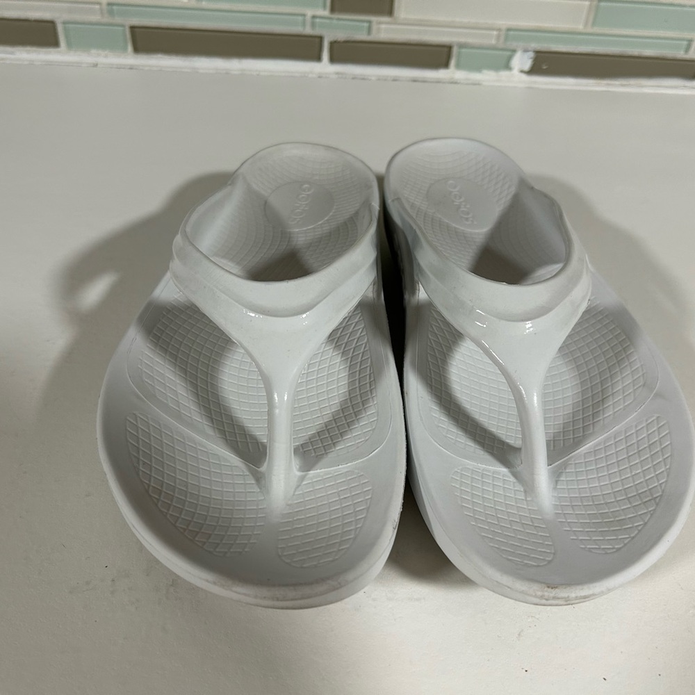 OOFOS Women's OOlala White Sandals - Picture 4 of 7